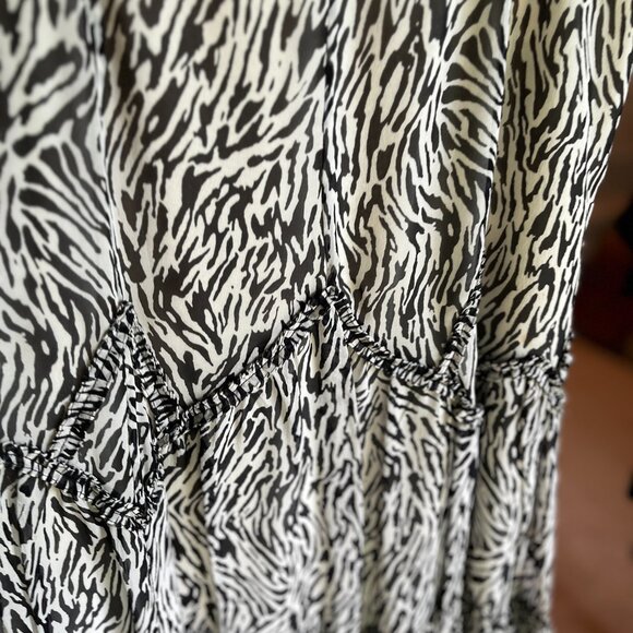 Dana Buchman 100% silk Skirt (SIze 8P) (Great‎ condition) - Picture 9 of 13